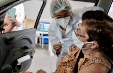 Casos de Covid-19 em idosos com 85 anos e mais em Pernambuco caem 25% após início da vacinação