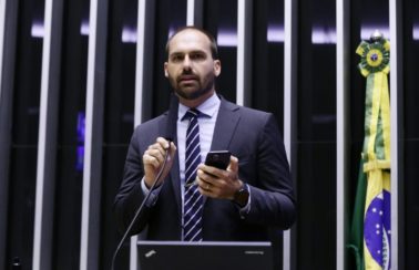 Proposta de Eduardo Bolsonaro, que libera propaganda sobre armas de fogo e estandes de tiro, passa a tramitar na Câmara