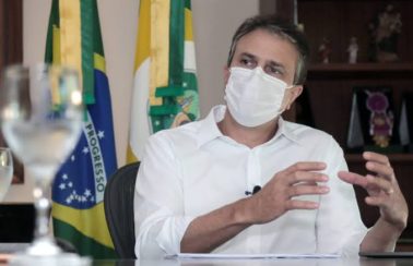 Ceará deve receber novo lote de vacinas nesta semana, afirma Camilo Santana