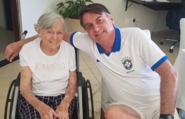 Mãe de Bolsonaro recebe a segunda dose da CoronaVac