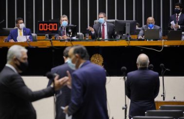 Plenário da Câmara interrompe debates sobre PEC que retoma auxílio emergencial