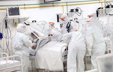 Ao menos um profissional de saúde morre por dia de covid no Brasil