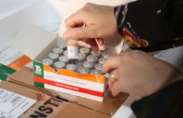Bahia recebe 178.600 novas doses da Coronavac e já começa distribuição para o interior