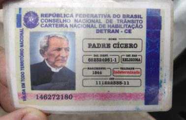Idoso parado em blitz em Alagoas apresenta ‘carteira de habilitação’ de Padre Cícero e Frei Damião