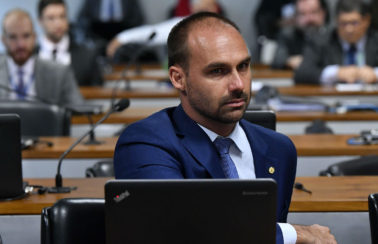 Eduardo Bolsonaro sugere às pessoas que “enfiem máscara no rabo”; veja vídeo