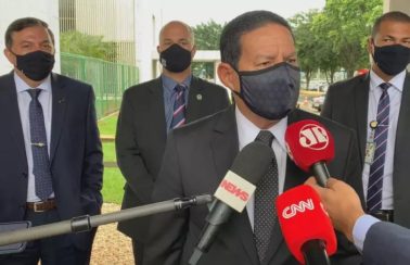 “Se o povo brasileiro quiser votar no Lula, paciência”, diz Mourão