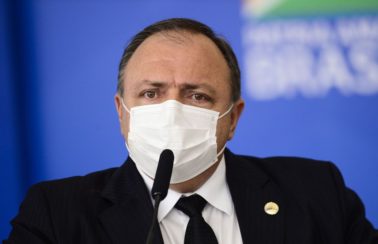 Ao Congresso, Pazuello nega atraso em cronograma de vacinação