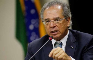 Economia está começando a decolar de novo, diz Guedes em meio a avanço da pandemia