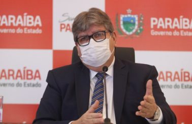 Paraíba vai imunizar 100% da população idosa acima de 75 anos, garante João Azevêdo