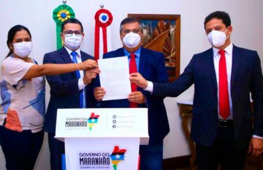Flávio Dino assina contrato que prevê aquisição de 4,5 milhões de doses da vacina russa para o Maranhão