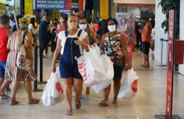 Datafolha: 71% dos brasileiros apoiam restrição do comércio e serviços contra a Covid-19; 28% são contrários