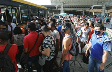 Justiça de PE determina circulação de 100% dos ônibus e medidas para acabar com aglomerações