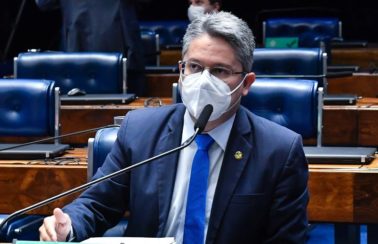 Senador sergipano Alessandro Vieira recebe alta após internação por covid-19