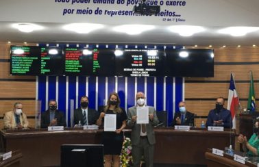 Após morte de prefeito por complicações da Covid-19, vice de Vitória da Conquista-BA toma posse