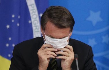 ‘Brasil dá exemplo’ contra Covid, diz Bolsonaro; país lidera em mortes