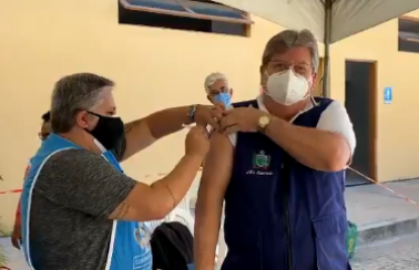 João Azevêdo, da Paraíba, é primeiro governador do Nordeste a se vacinar contra Covid-19