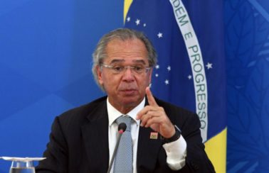Guedes: governo tem obrigação de vacinar todos os informais em 4 meses