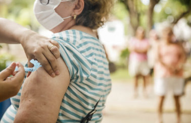 Recife amplia vacinação contra o coronavírus para idosos a partir de 64 anos