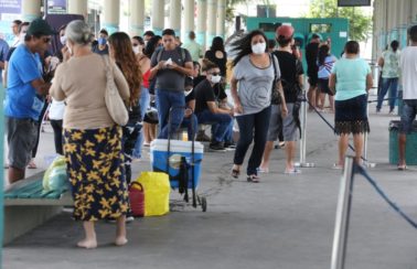 Pacientes com sintomas leves da Covid podem transmitir o vírus por mais de 30 dias, apontam cientistas