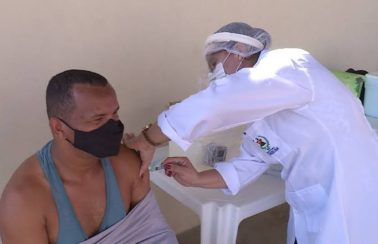 Garis recebem primeira dose da vacina contra a Covid-19 em Petrolina-PE
