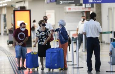 Regras para uso de máscaras em aviões e aeroportos ficam mais rígidas