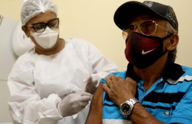 Fortaleza bate recorde e vacina 16.326 idosos em um único dia contra a Covid-19