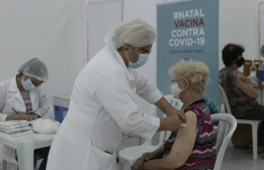 Natal começa vacinação contra a Covid-19 em idosos com 70 anos ou mais neste sábado (27)