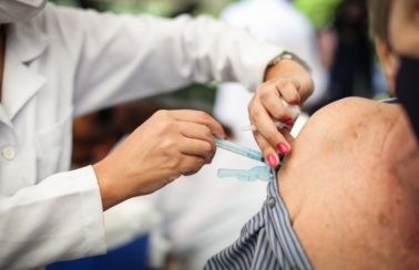 Lei estabelece multa de até R$ 200 mil para quem furar fila de vacinação em Pernambuco
