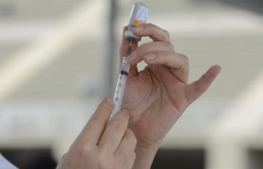 Recife e outras 82 cidades de PE têm recomendação para suspender vacinação de profissionais de saúde que não atuam na linha de frente