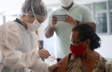 Fortaleza vacina mais de 18 mil idosos no domingo (28) e bate novo recorde