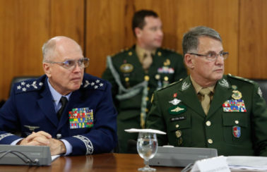 Defesa anuncia demissão de chefes das Forças Armadas