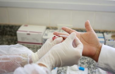 Ministério da Saúde insere pessoas vivendo com HIV em grupo prioritário da vacinação contra Covid-19