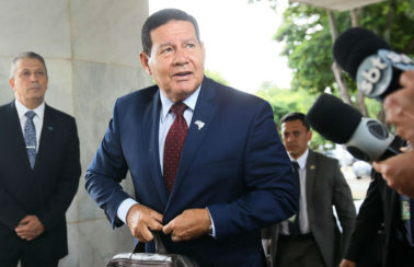 “Não há risco de ruptura institucional”, diz Mourão após demissão de comandantes