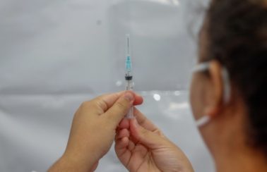Fátima Bezerra sanciona lei com multa de até R$ 20 mil para quem furar fila de vacinação contra Covid-19 no RN
