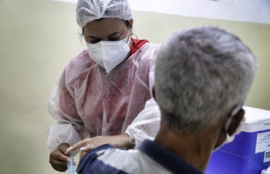 Recife ultrapassa os 200 mil vacinados contra a Covid-19 e inicia vacinação de idosos em situação de rua