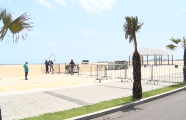 Orla de Fortaleza recebe gradis para impedir circulação de público durante feriado de Semana Santa