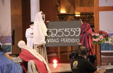 Via-Sacra na Basílica de Aparecida faz referência aos 325,5 mil mortos pela Covid