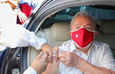 Ex-presidente Lula toma a segunda dose da vacina contra a Covid-19