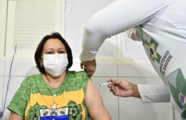 Governadora do RN, Fátima Bezerra é vacinada contra Covid-19: “Significa a defesa da vida”