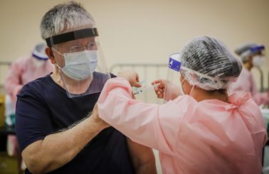 Vacinação pode ter evitado segunda onda da Covid-19 em profissionais de saúde, aponta estudo no Ceará