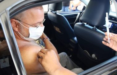 Secretário de saúde da Bahia, Fábio Vilas-Boas é vacinado contra a Covid-19 em Salvador