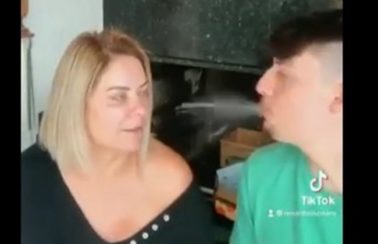 Em vídeo, Renan Bolsonaro cospe água no rosto da mãe, que minimiza: “Me respeita”