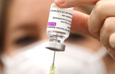 Órgão europeu confirma vínculo da vacina de Oxford com trombose
