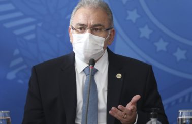 “Não há possibilidade de paralisar a vacinação no Brasil”, afirma Queiroga