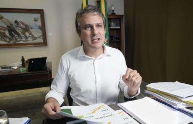 Camilo Santana anuncia auxílio cesta básica e isenta taxa do transporte regular e complementar no Ceará