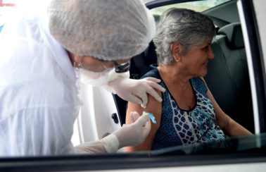 Vacinação contra Covid-19 dos idosos com 61 anos em Salvador será no final de semana