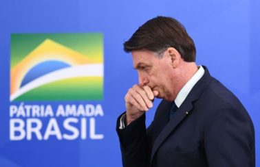 Após recuos, governo Bolsonaro deixa de divulgar cronograma de entrega de vacinas