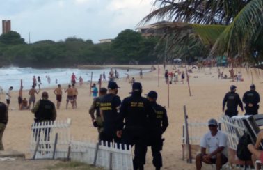 Fim de semana tem praias movimentadas e fiscalização usa spray de pimenta para dispersar aglomeração em bar de Natal