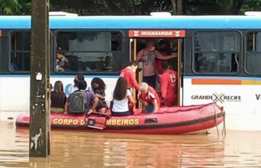 Bombeiros usam bote para resgatar passageiros de ônibus quebrado; chuvas deixam 267 desalojados em Pernambuco
