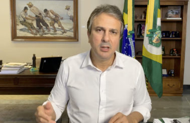Contas de água de famílias de baixa renda começaram a ser pagas, diz Camilo Santana
